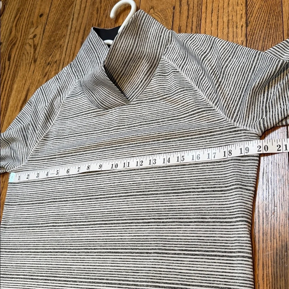 UA Under Armour sz L black white stripe l/s top collar detail - 2 ways to wear - Picture 7 of 8